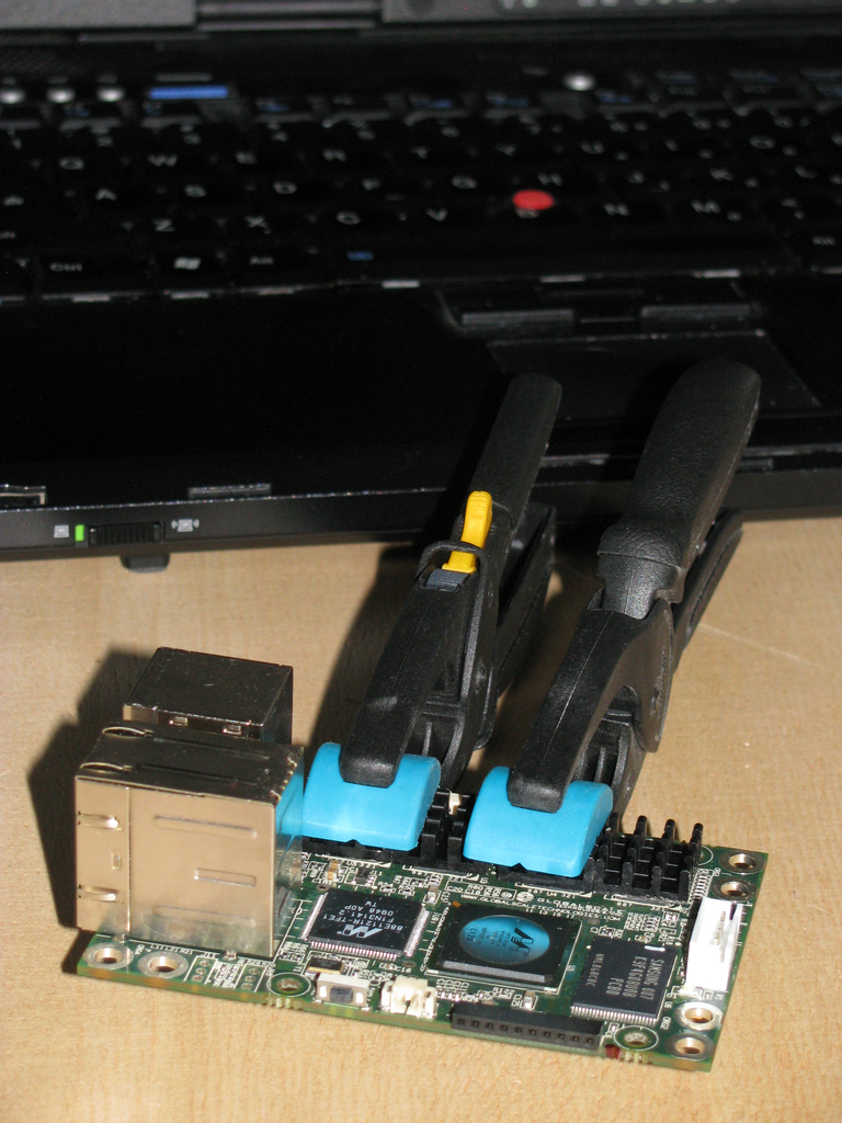 GuruPlug Server Plus memory heat sink clamping