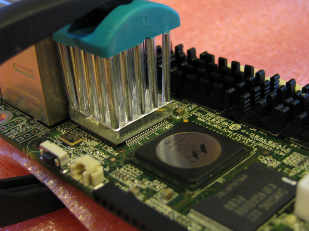 GuruPlug Server Plus - mounting the PHY heatsink 3