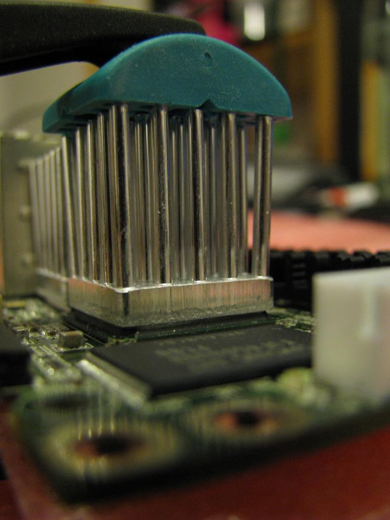 GuruPlug Server Plus - mounting the CPU heatsink